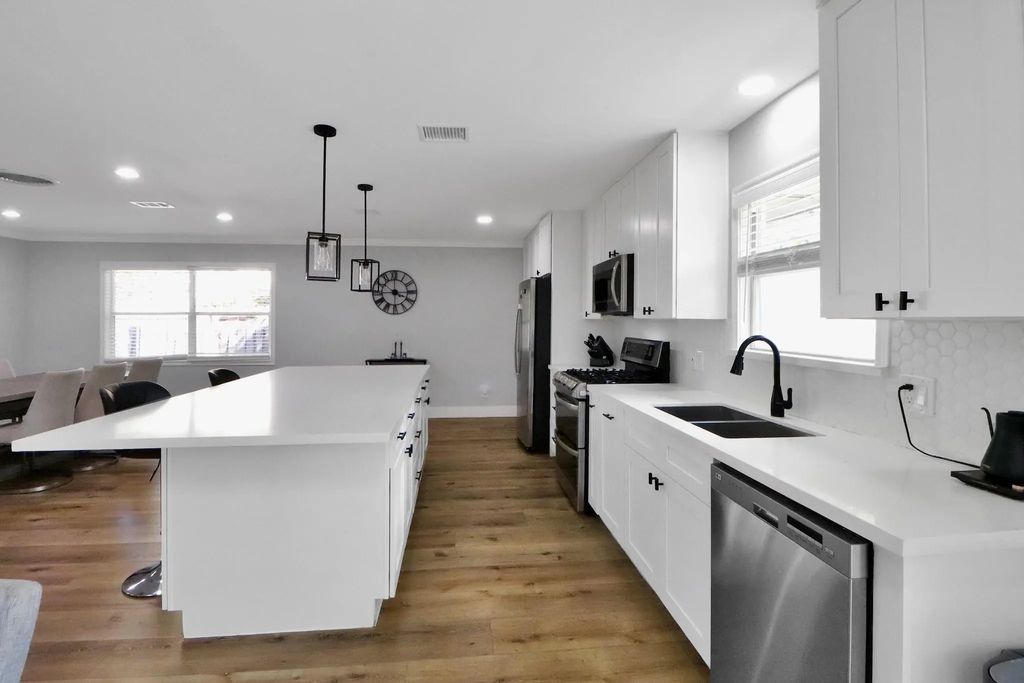 6111 Shadow Crest Street, Houston