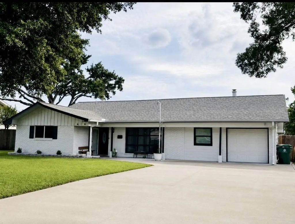 1619 Shadow Bend Drive, Houston