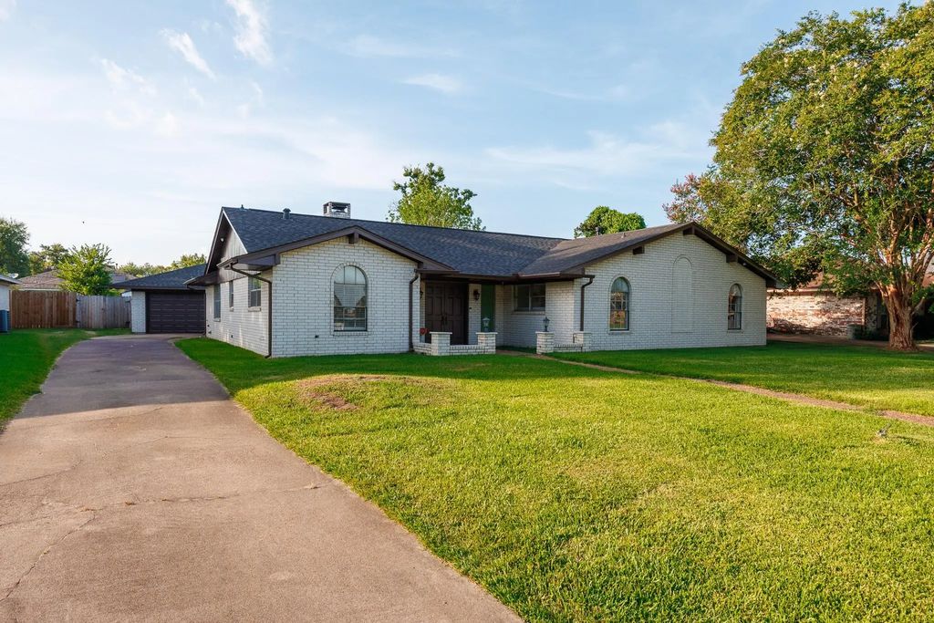 502 Red Bud Ln, Baytown