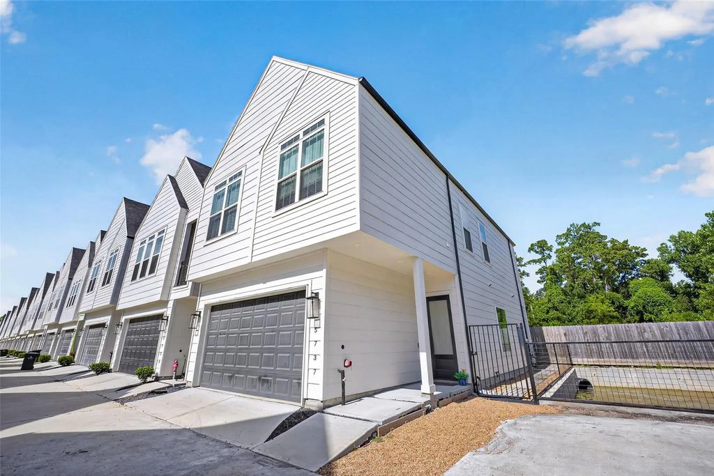5737 White Magnolia Street, Houston