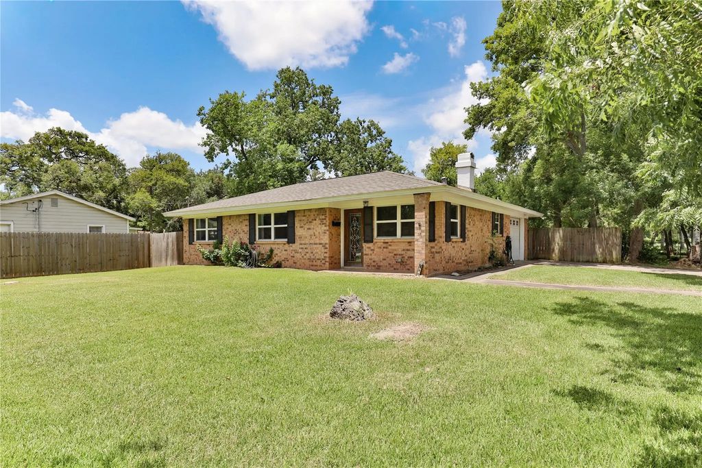 500 Smith Street, Clute