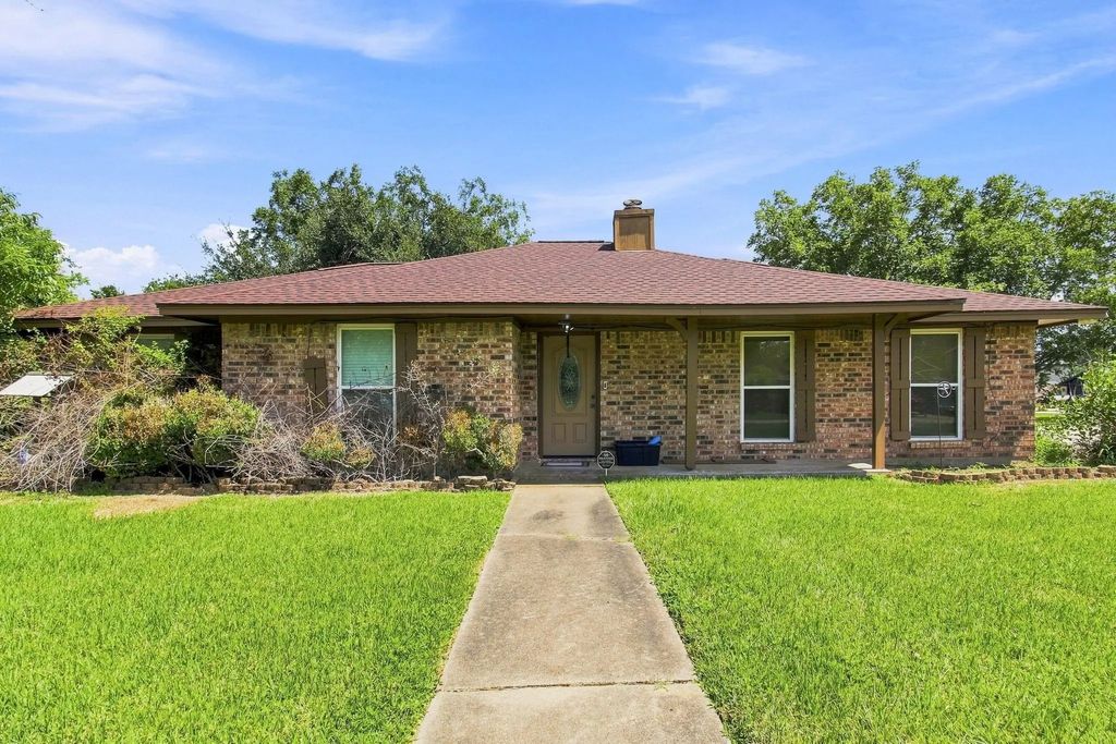6104 Fox Ridge Drive, Angleton