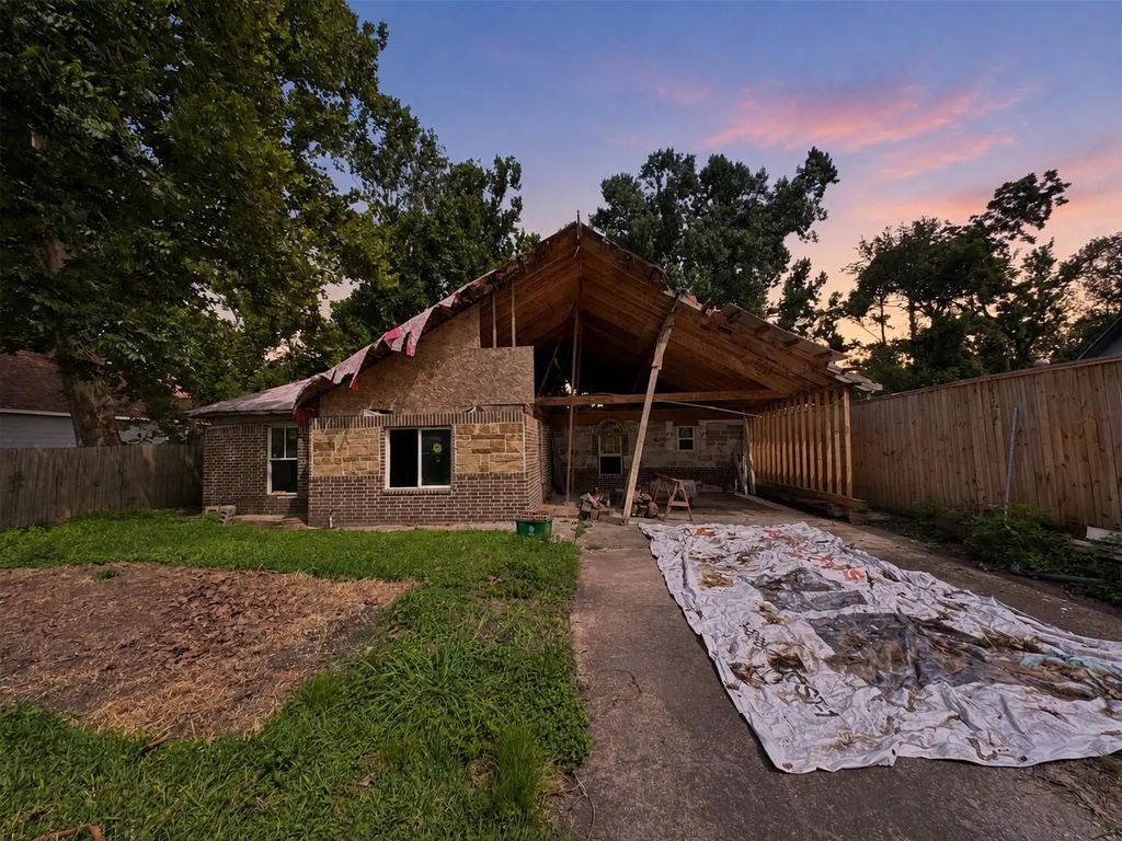 9318 Sherbourne Street, Houston