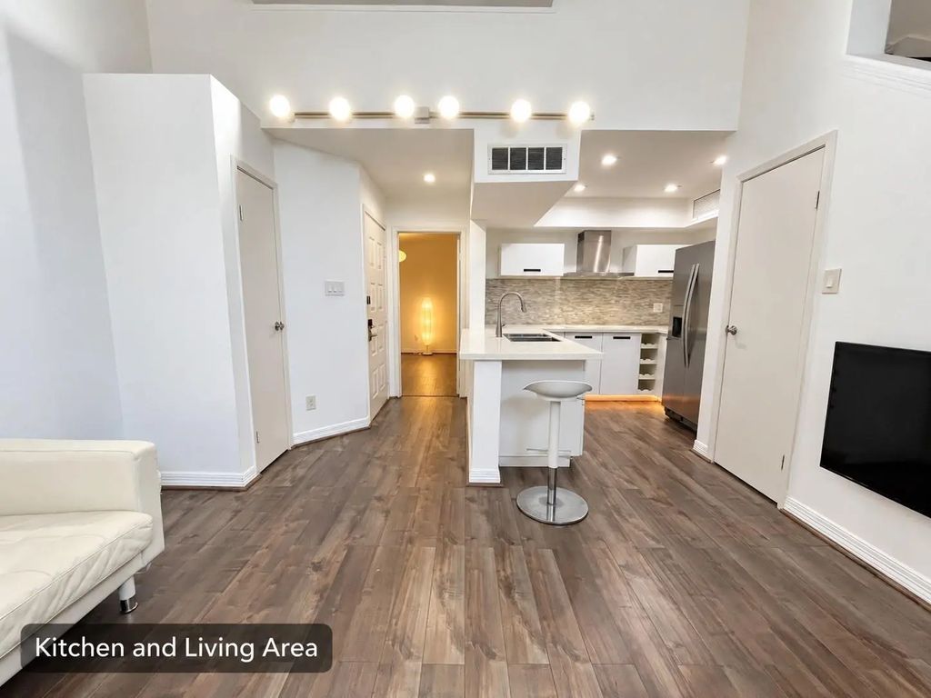 10855 Meadowglen Lane 1128, Houston