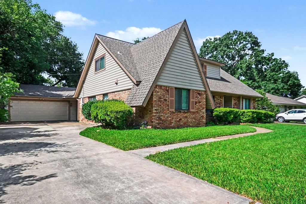 5113 Cottonwood Circle, Dickinson