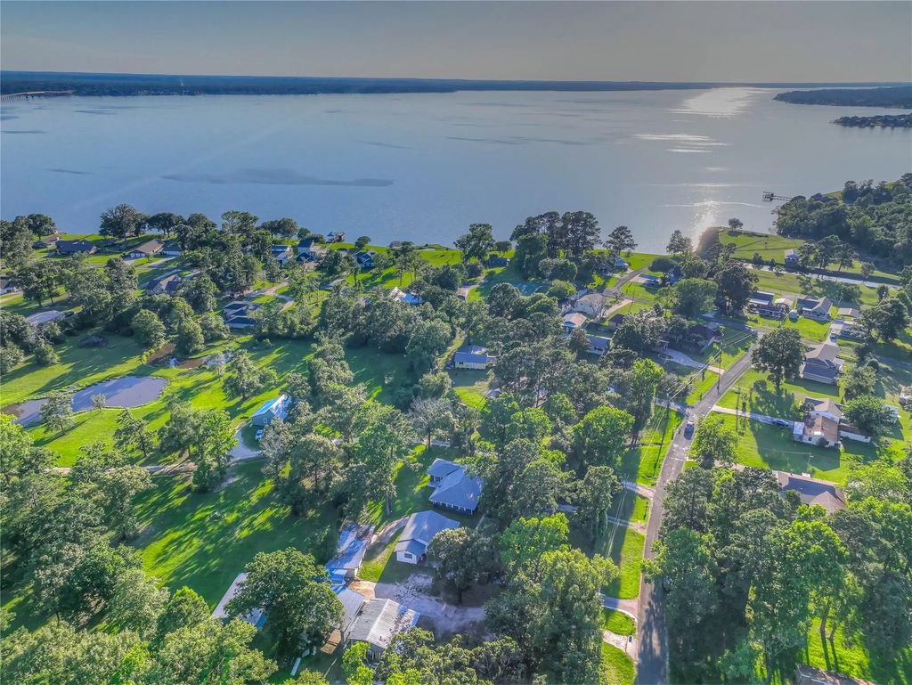 323 Lakeview Drive, Onalaska