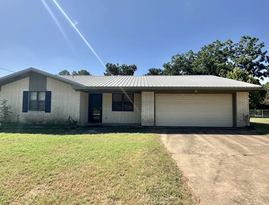 1204 E Stone, Brenham