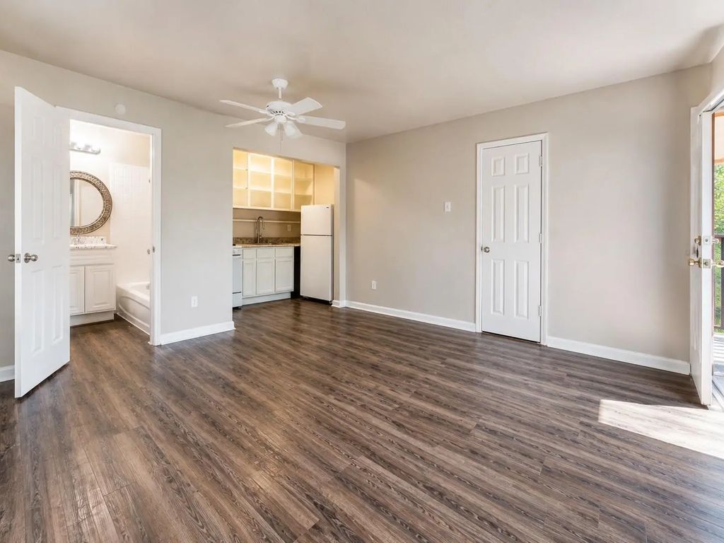 1756 W Main Street 18, Houston