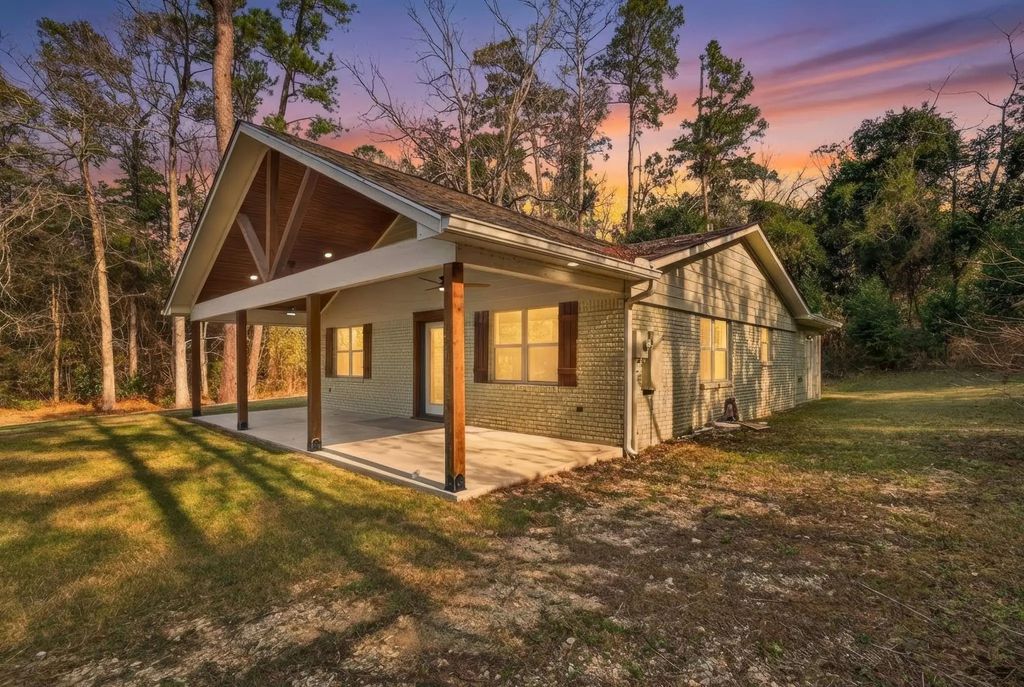 525 Charmaine Drive E, Woodville