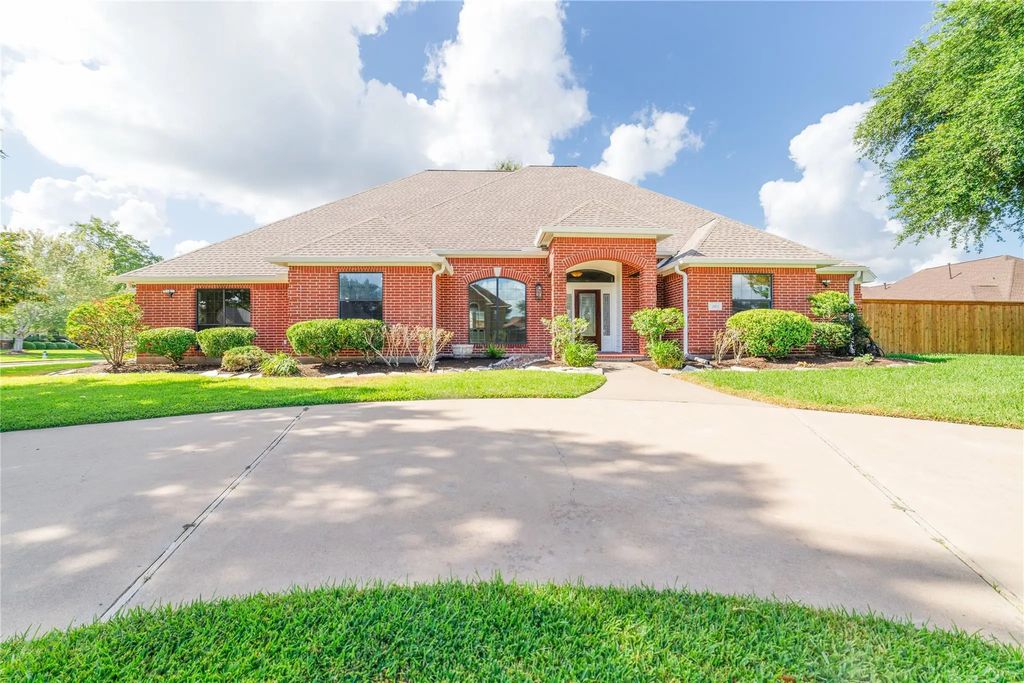 203 Canyon Oak Drive, Lake Jackson