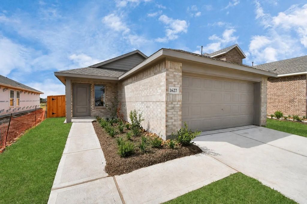 1627 Windrose Bend, Angleton