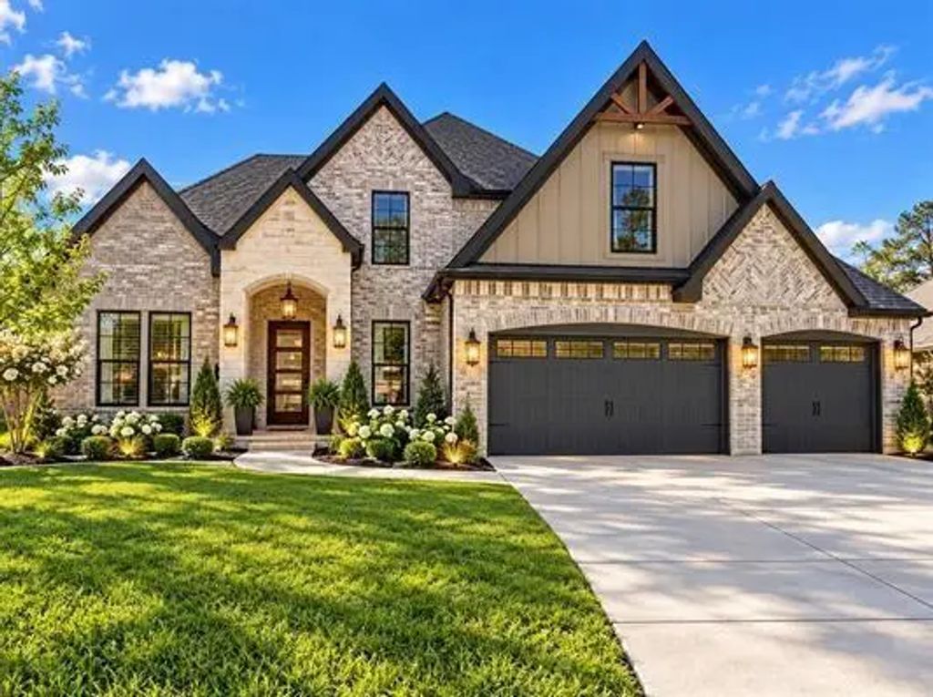 1325 Natashas Way, Lumberton