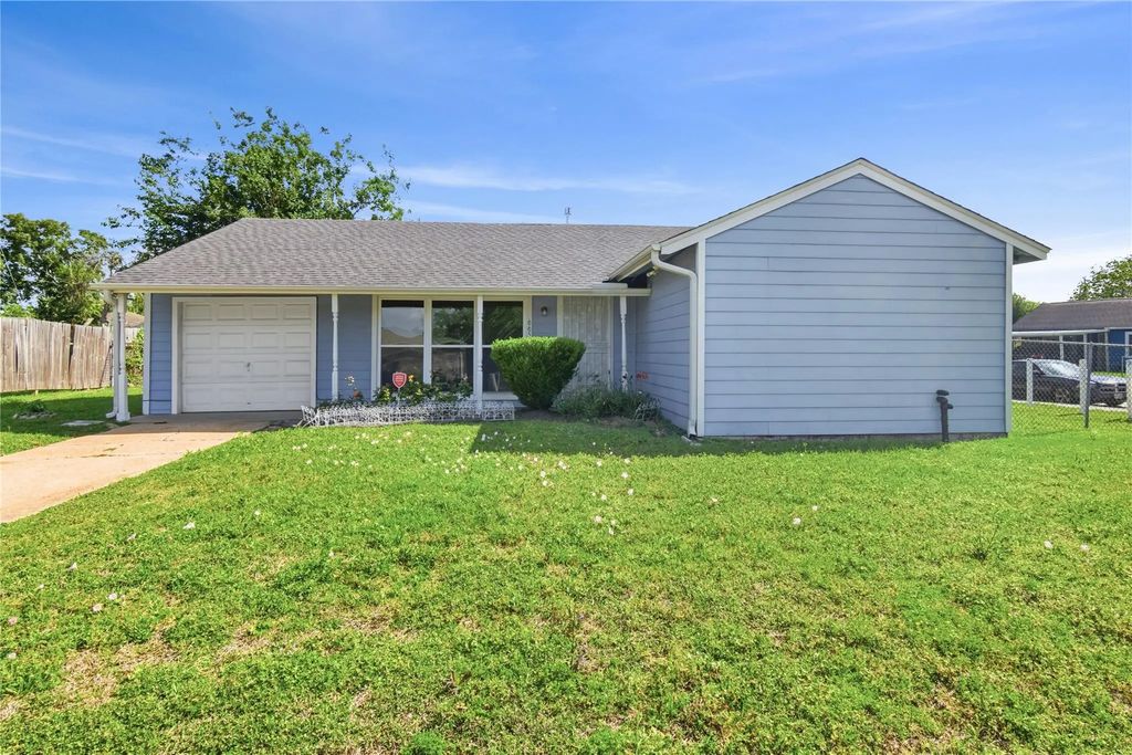 6651 Crestmont Street, Houston