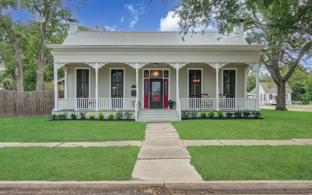 502 S College Street, Weimar