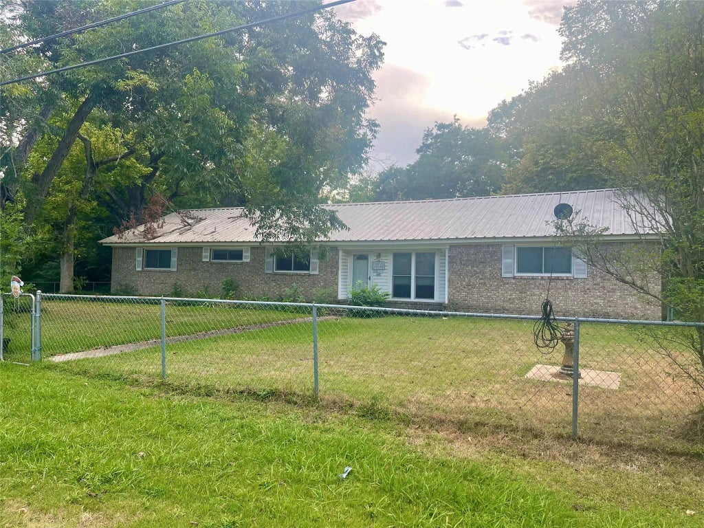 400 S Center Street, Buffalo