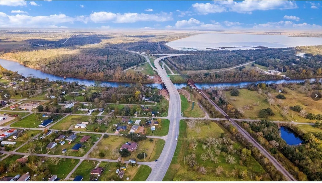 E Travis Street, Brazoria