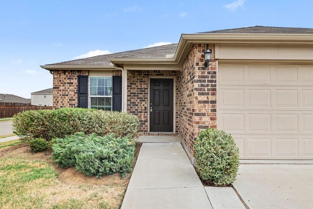 1301 Waggoner Drive, Aubrey