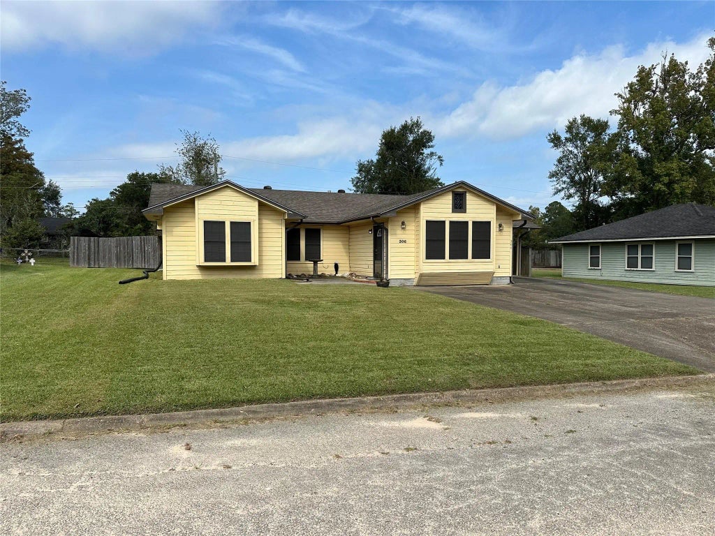 306 Liveoak Street, Silsbee