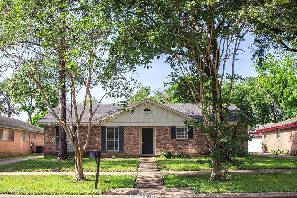 9710 Springmont, Houston