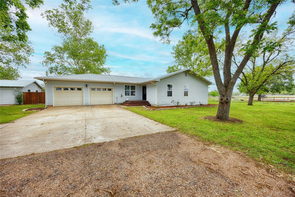 1001 Us Highway 77 N, Hallettsville