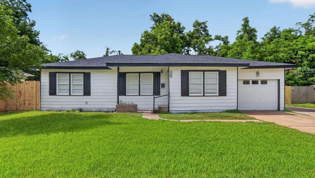 310 Nasturtium Street, Lake Jackson