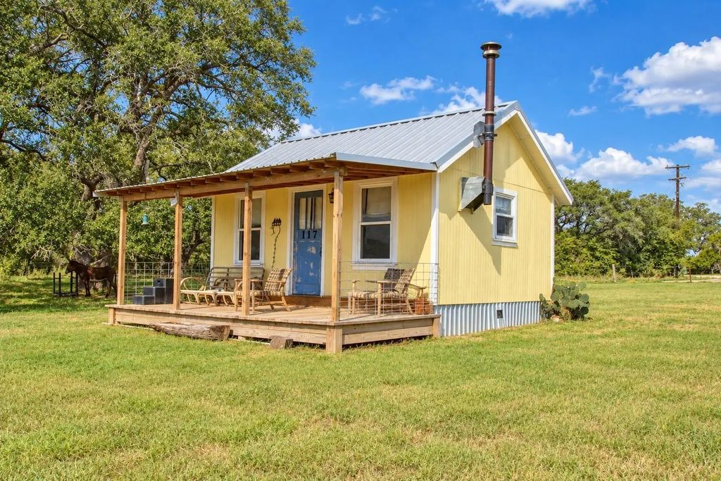 2491 E Fannin Street, Goliad