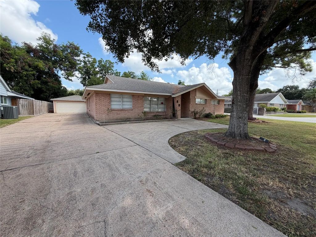 5566 Beechnut Street, Houston