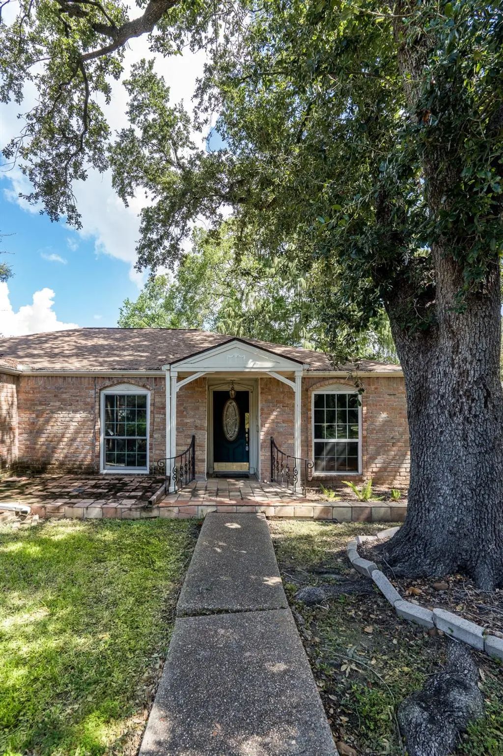 2015 Round Lake Drive, Houston