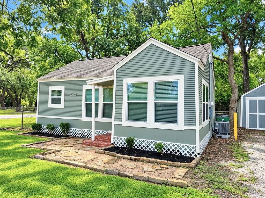 624 E Magnolia Street, Angleton