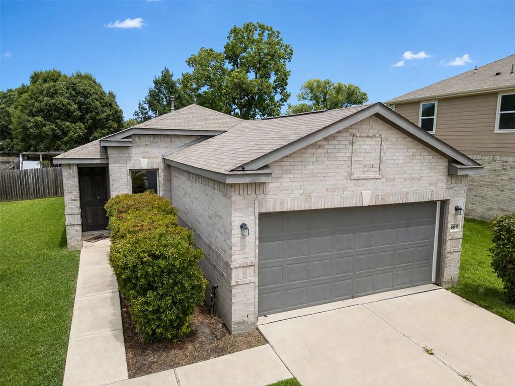 6011 Whitewing Road, Rosenberg