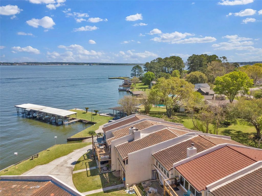 35 Regency Point, Montgomery
