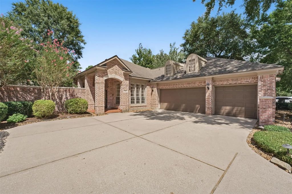 30 N Castlegreen Circle, The Woodlands
