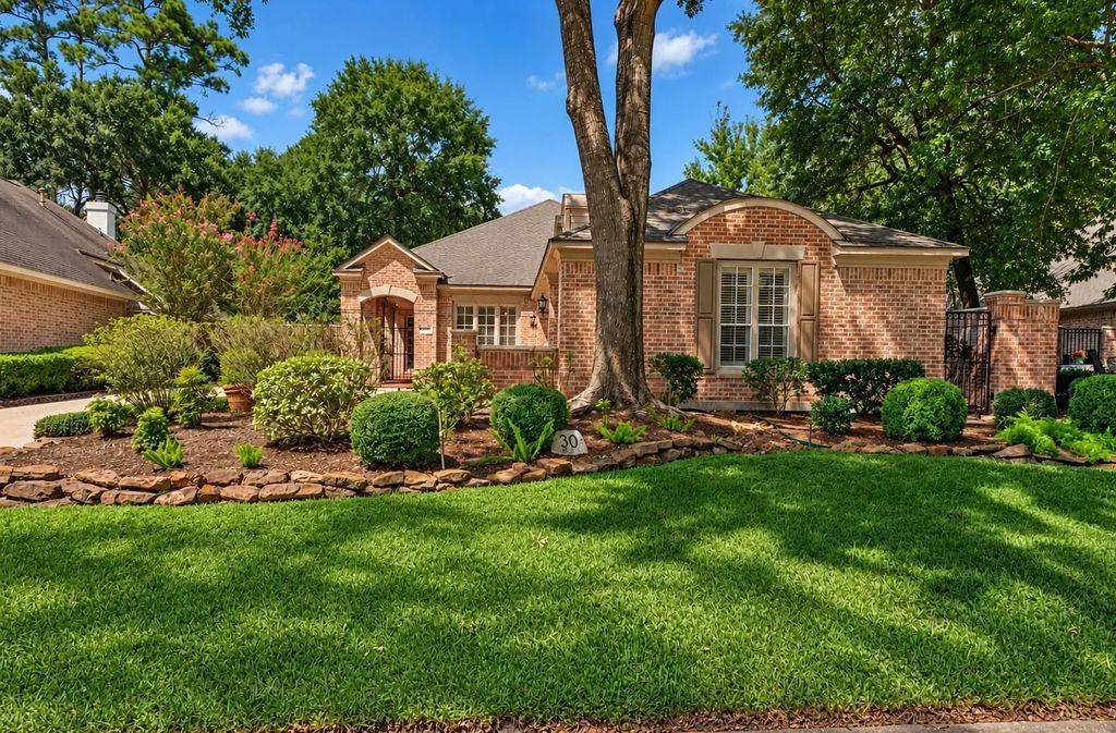 30 N Castlegreen Circle, The Woodlands