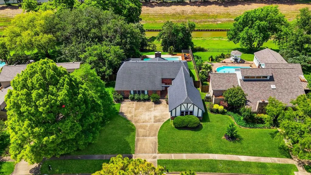 3931 Pleasant Valley Drive, Missouri City
