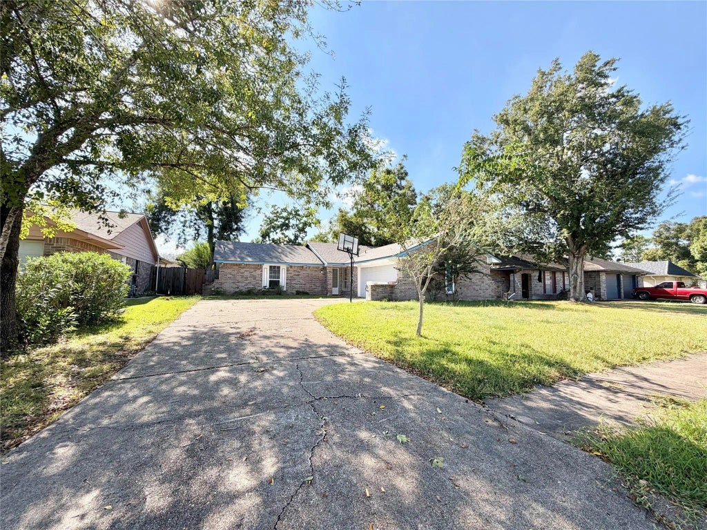 10410 Sagetrail Drive, Houston