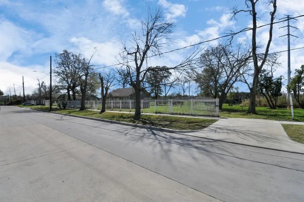 7912 Brays Street, Houston