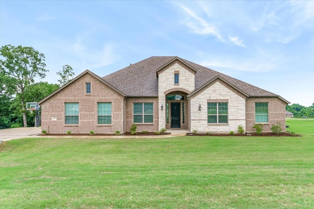 425 Private Road 7017, Edgewood