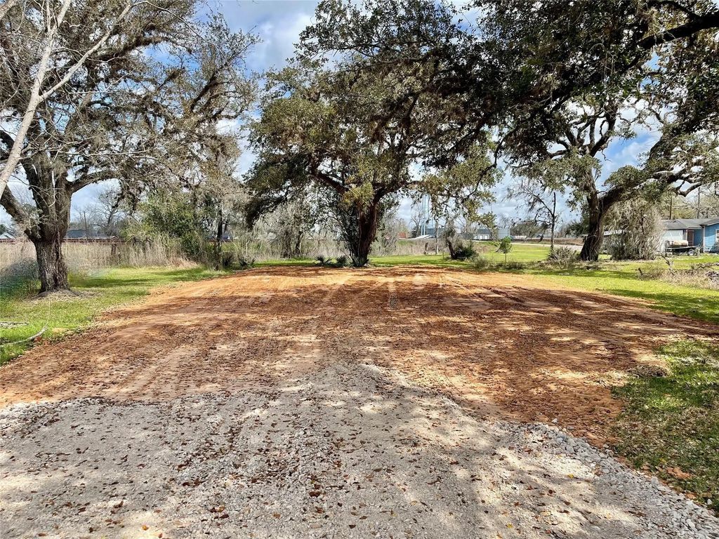 Travis Avenue, Sweeny