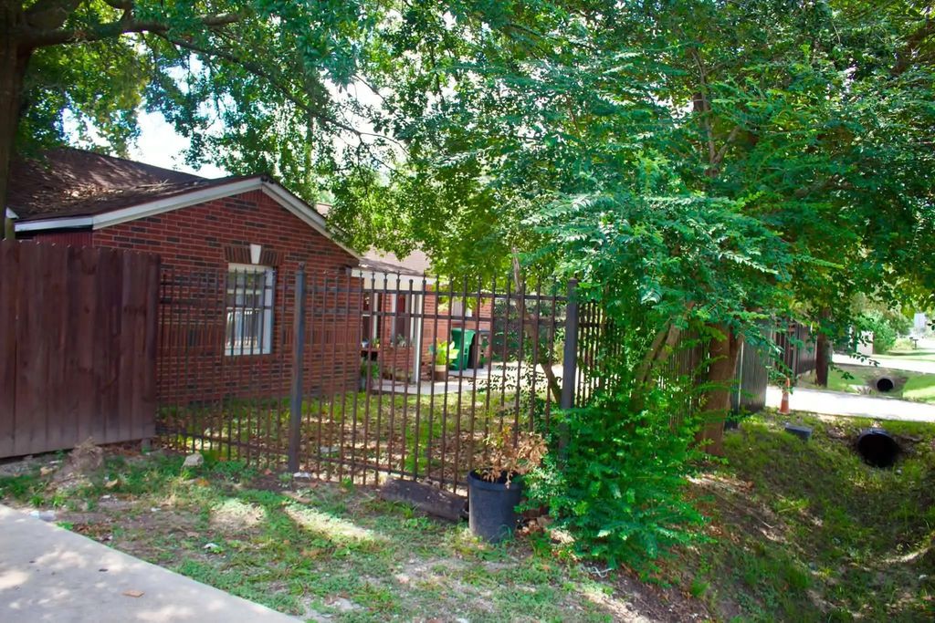 610 John Alber Road, Houston
