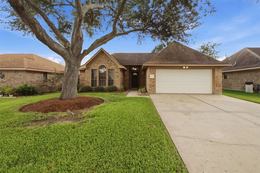 712 Manor Drive, Angleton
