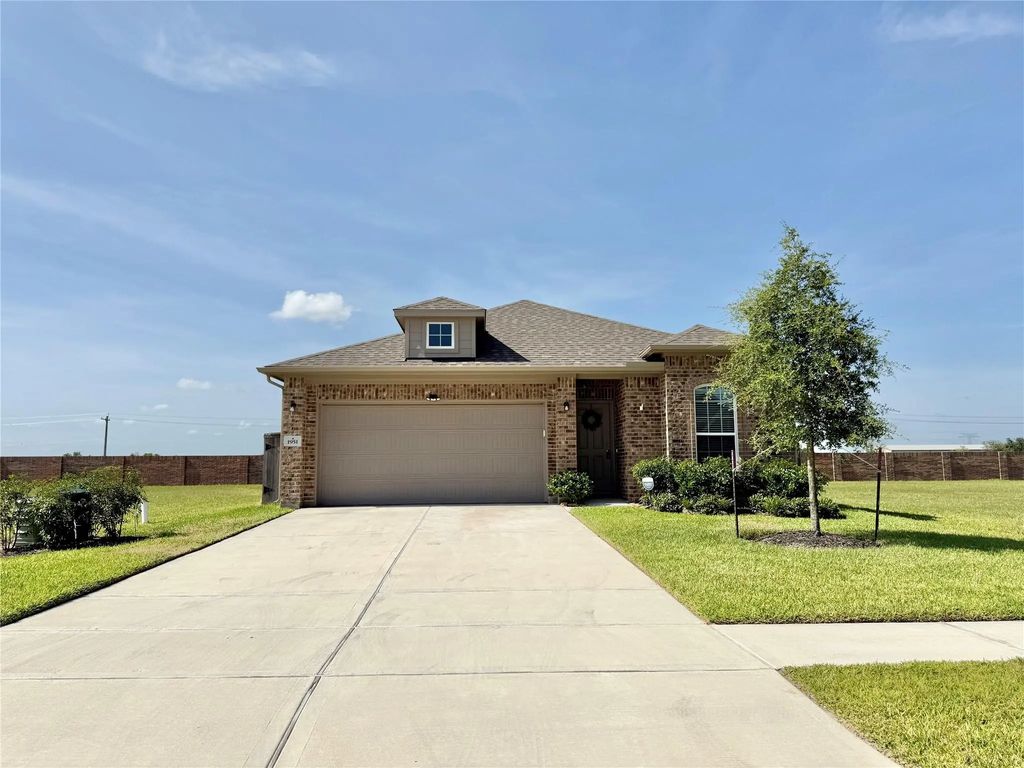 1951 Middle Pass Ln, Angleton