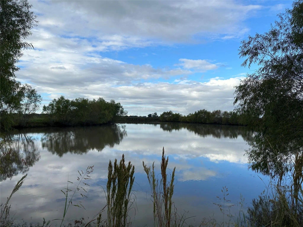 7017 County Road 100, Boling