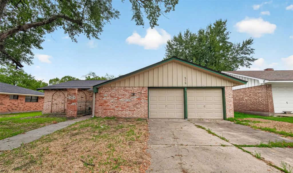 215 Crest Hill Drive, Conroe
