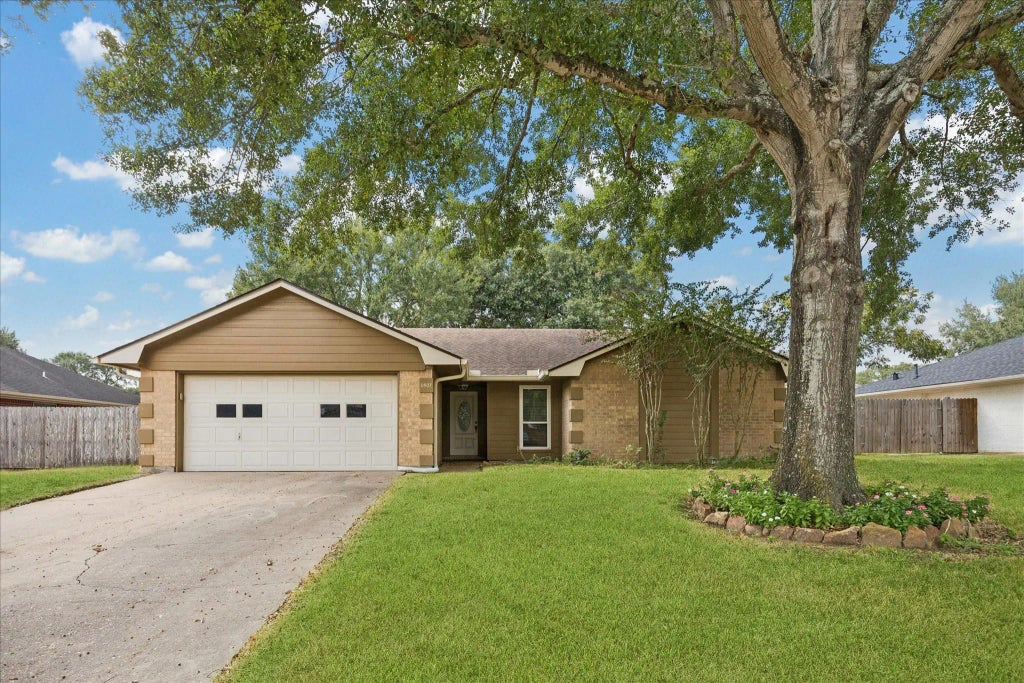 1407 Quail Hollow, Sealy