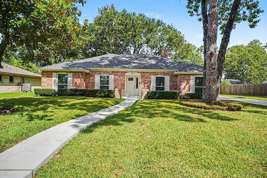 2817 Frostwood Circle, Dickinson