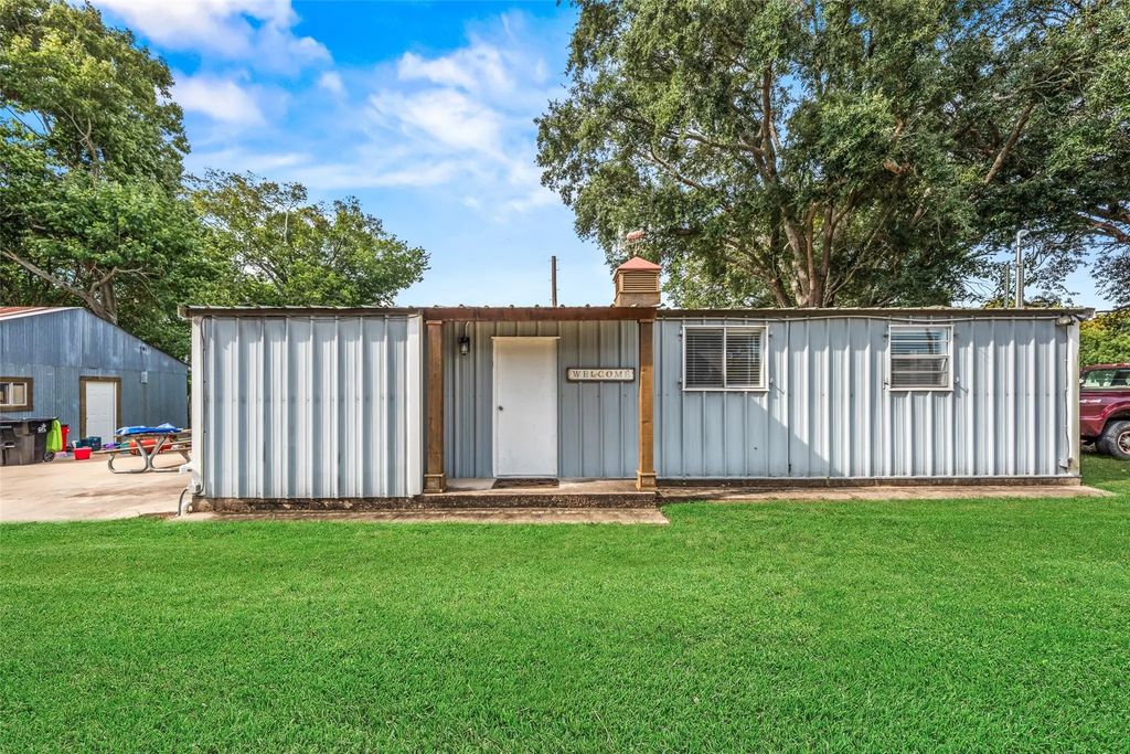 1402 County Road 243, Bay City