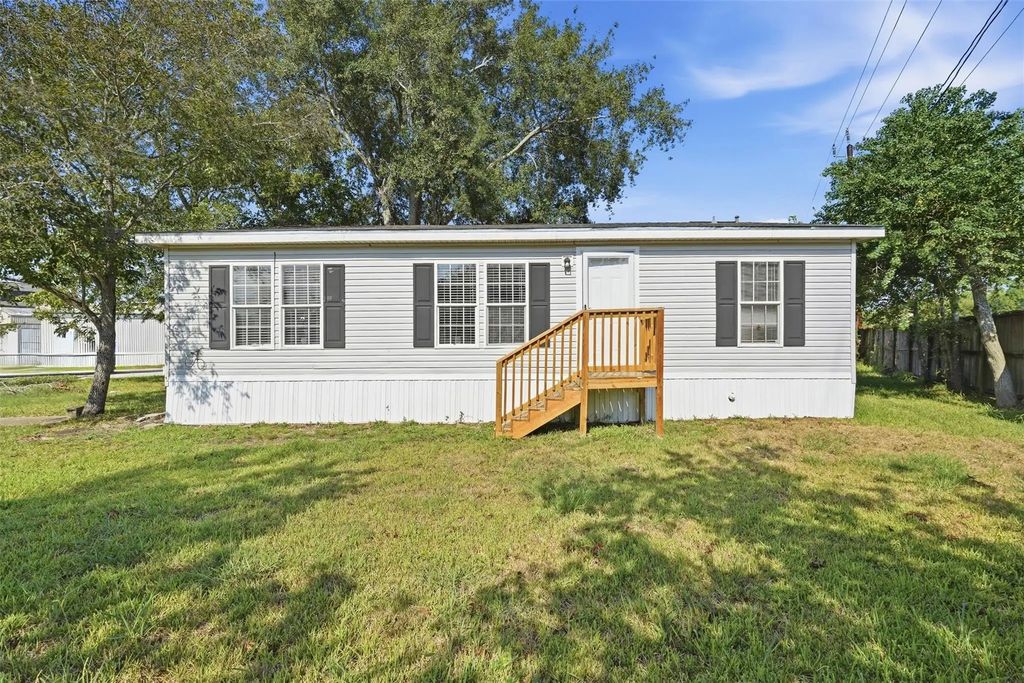 114 Dolphin Harbor N, Baytown