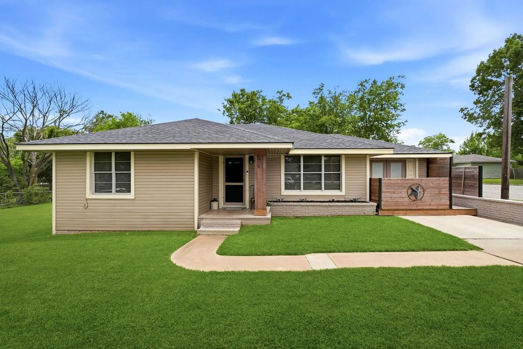 107 Sayles Street, Brenham