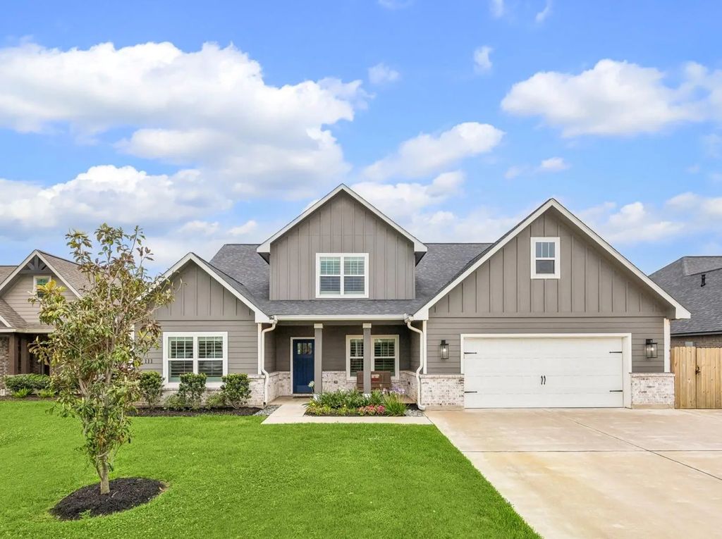 111 Creekside Lane, Lake Jackson