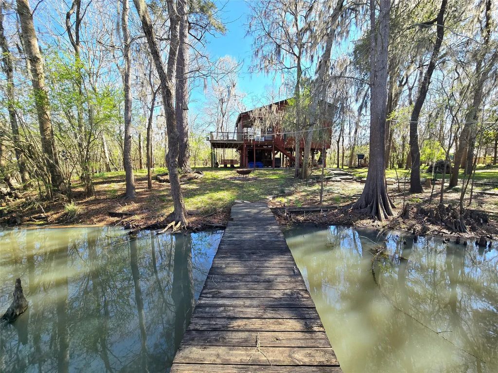 401 County Road 2869, Cleveland